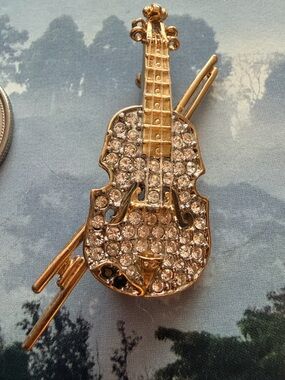 Gold-Tone Crystal Violin Brooch – Elegant Women's Jewelry